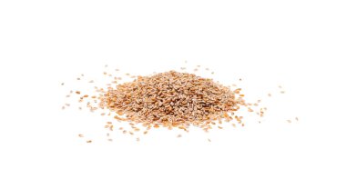 Bitki yumurtası tohumları izole edilmiş. Psilyum kabuğu, isabgol diyet lifleri, ispaghula kenar görüşü, dağınık psyllium kabuğu ve beyaz arka planda tohumlar.