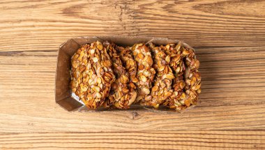 Kabak Tohumu Kurabiyeleri Karton Kutuda, Pepita Tahıl Bisküvisi, Sağlıklı Mısır Gevreği Krakerleri, Ev Yapımı Kabağı Tohumu Kurabiye Grubu Rustik Tahta Masa Arkaplanı Üst Görünümü