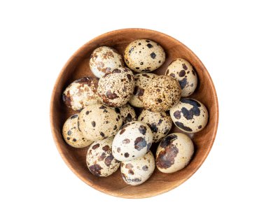 İzole edilmiş bıldırcın yumurtaları, kasede diyet yumurta, sağlıklı kahvaltı, doğal organik beslenme, beyaz arka planda salata içerikli bıldırcın yumurtası.