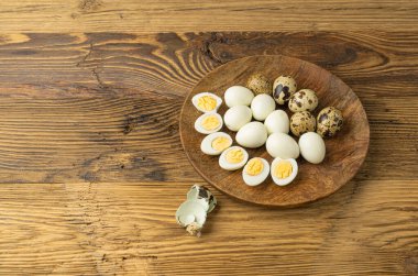 Deniz kabuğundan diyet yumurta soyma, tahta tabakta soyulmuş bıldırcın yumurtası, sağlıklı kahvaltı, doğal organik beslenme, salata içerikli benekli bıldırcın yumurtası...
