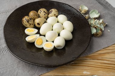 Deniz kabuğundan diyet yumurta soyma, Kara Tabakta Soyulmuş bıldırcın yumurtası, Sağlıklı Kahvaltı, Doğal Organik Beslenme, Salata İçi Benekli Bıldırcın Yumurtası