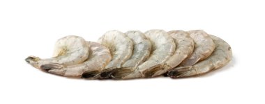 Taze karides kuyrukları izole edilmiş. Çiğ başsız karides, Pasifik karidesi, pişmemiş kaplan karidesi, beyaz arka planda jumbo deniz ürünleri.