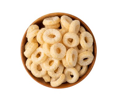 Mısır gevreği halkaları izole, kahvaltı pirinç halkaları, mısır gevrekleri beyaz arka planda atıştırmalıklar