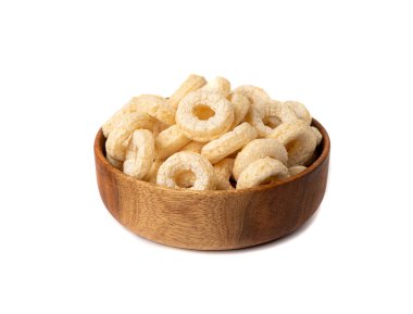 Mısır gevreği halkaları izole, kahvaltı pirinç halkaları, mısır gevrekleri beyaz arka planda atıştırmalıklar