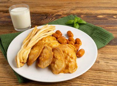 Tütsülenmiş Peynir Tabağı, Geleneksel Polonya Oscypek, Slovak Dağ Atıştırması, Koyun Sütü Ürünleri, Dağlar Tütsülenmiş Peynir