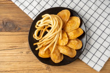 Tütsülenmiş Peynir, Geleneksel Polonya Oscypek, Slovakya Dağ Atıştırması, Koyun Sütü Ürünleri, Dağlar Siyah Tabakta Tütsülenmiş Peynir, Kırsal Arka plan