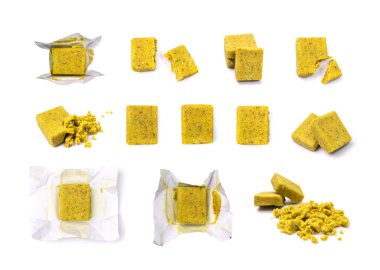 Stok küpü izole edildi. Parçalanmış sebze stoku konsantrasyonu, kırık et suyu küpleri, bulyon küpü, beyaz arka planda hazır baharat çorbası bileşeni.