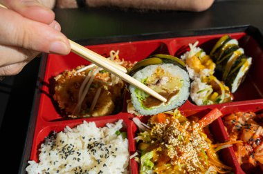 Japon Lokantasında Kalamar Halkaları, Suşi Rolls, Salad, Rice, Turşu Ginger ve Wasabi, Balık Maki Rolls, Japon Deniz Ürünleri, Japon Restoranında Asya Yemeği