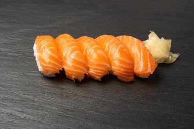 Nigiri Suşi Seti, Somon Suşi Yemeği, Nori Maki, Nigiri Suşi Yuvarlama Kara Taş Tabak Arkaplanda