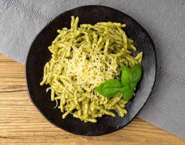 Trofie Al Pesto, Pesto soslu İtalyan Makarnası, Geleneksel Genovese Troffie, Fusilli Pugliesi, Restoran Tabağı Üzerine Liguria Yemeği, Trofie Al Pesto ile Akdeniz Yemeği