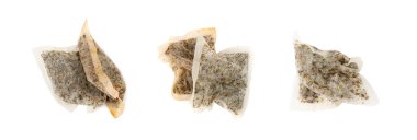 Kullanılmış çay poşeti izole edilmiş. Eski ıslak çay poşeti, geri dönüşümlü çöp, beyaz arka planda kullanılan çay poşeti.