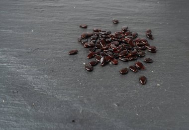 Kara Karpuz Tohumları, Karpuz Kara Tohum Yığını, Küçük Kara Çekirdekler, Kara Taş Tabaka Arkaplanda Çiğ Karpuz Tohumları