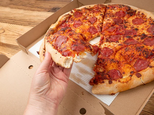 Pizza Pepperoni Com Pimenta Picada Conserva Caixa Entrega Papelão Pizza — Fotografia de Stock