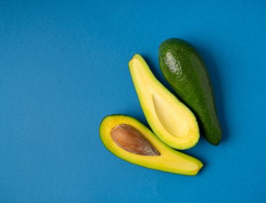 Avokado, Avokado, Yeşil Avokado Dilimi, Taze Timsah Armudu, Guacamole İçindekiler, Mavi Arkaplanda Uzun Avokado Meyvesi