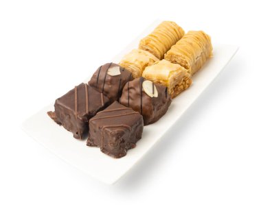 İzole edilmiş çikolata Baklava, Küçük Ramazan Tatlısı, Doğu Tatlı Filo Pastaları, Türk Balı Baklawa, Geleneksel Doğu Çölü, Beyaz Arkaplanda Küçük Baklava Parçaları