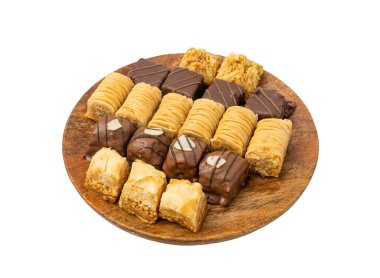 İzole edilmiş Baklava, Küçük Ramazan Tatlısı, Doğu Tatlı Filo Pastaları Seti, Türk Balı Baklawa, Geleneksel Doğu Çölü, Beyaz Arkaplanda Küçük Baklava Parçaları
