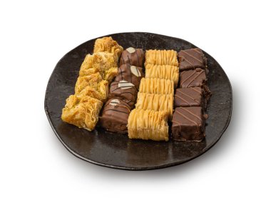 İzole edilmiş Baklava, Küçük Ramazan Tatlısı, Doğu Tatlı Filo Pastaları Seti, Türk Balı Baklawa, Geleneksel Doğu Çölü, Beyaz Arkaplanda Küçük Baklava Parçaları