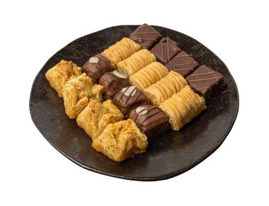 İzole edilmiş Baklava, Küçük Ramazan Tatlısı, Doğu Tatlı Filo Pastaları Seti, Türk Balı Baklawa, Geleneksel Doğu Çölü, Beyaz Arkaplanda Küçük Baklava Parçaları