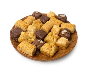 İzole edilmiş Baklava, Küçük Ramazan Tatlısı, Doğu Tatlı Filo Pastaları Seti, Türk Balı Baklawa, Geleneksel Doğu Çölü, Beyaz Arkaplanda Küçük Baklava Parçaları