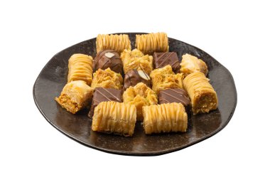 İzole edilmiş Baklava, Küçük Ramazan Tatlısı, Doğu Tatlı Filo Pastaları Seti, Türk Balı Baklawa, Geleneksel Doğu Çölü, Beyaz Arkaplanda Küçük Baklava Parçaları