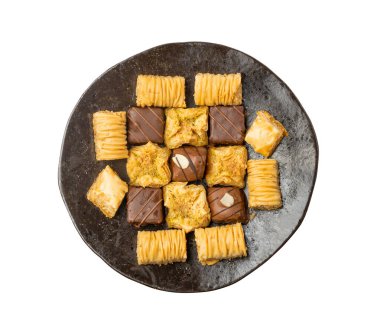 İzole edilmiş Baklava, Küçük Ramazan Tatlısı, Doğu Tatlı Filo Pastaları Seti, Türk Balı Baklawa, Geleneksel Doğu Çölü, Beyaz Arkaplanda Küçük Baklava Parçaları