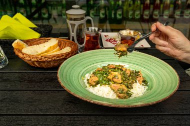 Pilau on Green Plate, Beef Pilaf, Geleneksel Azerbaycan Tabağı Plov da Polow, Pilav, Pallao, Pulao, Asia Palaw with Rice, Baharatlar, Sebzeler ve Kızarmış Dana olarak bilinir.