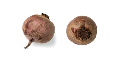 Pancar dilimi izole edilmiş. Kırmızı pancar kesimi, pancar kökü parçaları, beyaz arka planda dilimlenmiş pancar kökü.