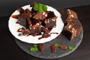 Nut Brownie, Ev Yapımı Alman Çikolatalı Pastası, Çikolatalı Fıstıklı Kek, Brownie Square Parçası Kara Taş Arkaplan