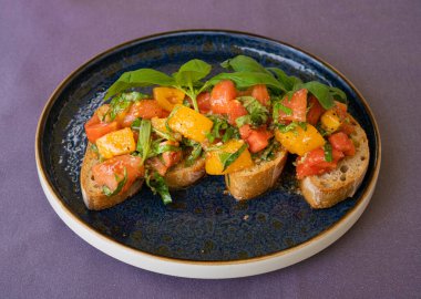 Kırmızı ve sarı domatesli İtalyan Bageti, Basil, Sağlıklı Akdeniz Tostu, Domatesli Crostini