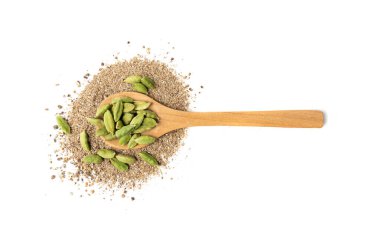 Kakule öğütülmüş kakule tohumları, yeşil kardamon, kardamon meyveleri, kardamum baharat tozu, kakule baharatı, beyaz arka planda kurutulmuş Nepal kakule tohumları.