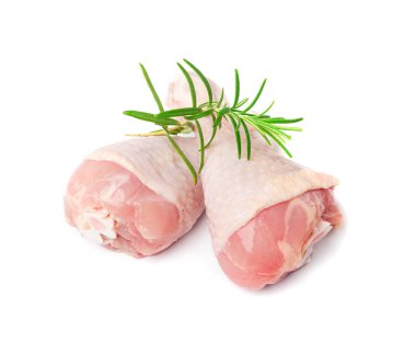 Çiğ tavuk budu, pişmemiş tavuk budu, taze tavuk eti, beyaz arka planda taze tavuk budu.