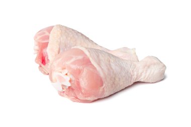 Çiğ tavuk budu, pişmemiş tavuk budu, taze tavuk eti, beyaz arka planda taze tavuk budu.