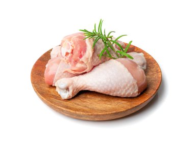 Çiğ tavuk budu yalıtılmış, pişmemiş tavuk budu, taze tavuk eti, beyaz arka planda taze tavuk budu, ahşap tabak.