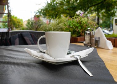 Açık Cafe 'de taze siyah kahve, Kahve Fincanı, Kahve Fincanı Şehir' de, Siyah Lokanta Masasında Metin İçin Fotokopi Alanı olan siyah kahve.