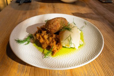 Patates püresi ve yahnili pirzola, Kızarmış Köfte, Şnitzel ya da Katsu soslu Restoran ana Garnitürü.