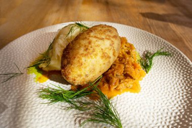 Patates püresi ve yahnili pirzola, Kızarmış Köfte, Şnitzel ya da Katsu soslu Restoran ana Garnitürü.