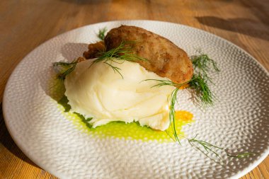 Patates püresi ve yahnili pirzola, Kızarmış Köfte, Şnitzel ya da Katsu soslu Restoran ana Garnitürü.