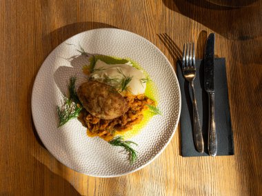 Patates püresi ve yahnili pirzola, Kızarmış Köfte, Şnitzel ya da Katsu soslu Restoran ana Garnitürü.