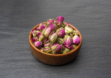 Kuru Gül Tomurcukları, Pembe Çiçek Çayı için Gül Yaprakları, Kurumuş Pers Gülleri, Siyah Taş Tabaka Arkaplanındaki Gül Tomurcukları