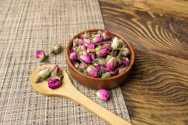 Kuru Gül Tomurcukları, Pembe Çiçek Çayı için Gül Yaprakları, Kurumuş Pers Gülleri, Doğa Tahtası Arkaplanındaki Gül Tomurcukları