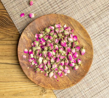 Kuru Gül Tomurcukları, Pembe Çiçek Çayı için Gül Yaprakları, Kurumuş Pers Gülleri, Doğa Tahtası Arkaplanındaki Gül Tomurcukları