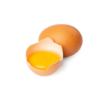 Kırık yumurta, çiğ yumurta sarısı ve beyaz, çatlamış kahverengi kabuk, beyaz arka planda taze organik tavuk yumurtası.