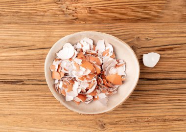 Kasede Kırık Yumurta Kabuğu, Ezilmiş Yumurta Kabuğu, Kalsiyum İlavesi, Kırık Yumurta Kabukları, Doğal Kompost İçeriği, Ahşap Masa Üzerinde Kırık Yumurta Kabuğu Üst Görünümü