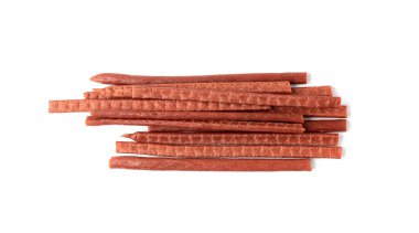 Kurutulmuş kurutulmuş et, kurutulmuş tavuk dilimleri, kurutulmuş sığır eti küçük parçaları, biralı aperatifler, kurutulmuş domuz filetosu, köpek bisküvisi, beyaz arka planda kurutulmuş et.