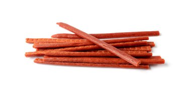 Kurutulmuş kurutulmuş balık eti, kurutulmuş deniz ürünleri, Hake Stockfish, kurutulmuş Pollock 'un küçük parçaları, bira atıştırmalıkları, beyaz arka planda kurutulmuş balık filetosu.