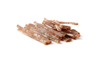 Kurutulmuş kurutulmuş et, kurutulmuş tavuk dilimleri, kurutulmuş sığır eti küçük parçaları, biralı aperatifler, kurutulmuş domuz filetosu, köpek bisküvisi, beyaz arka planda kurutulmuş et.
