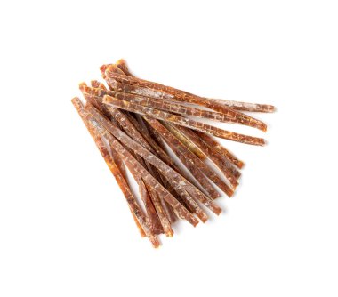 Kurutulmuş kurutulmuş et, kurutulmuş tavuk dilimleri, kurutulmuş sığır eti küçük parçaları, biralı aperatifler, kurutulmuş domuz filetosu, köpek bisküvisi, beyaz arka planda kurutulmuş et.