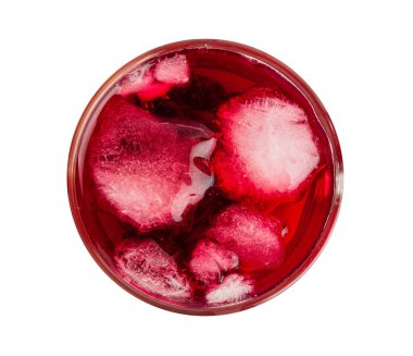 Hibiscus çayı cam bardakta, kuru gül suyu, soğuk meyve kırmızı çay, şeffaf kupada buzlu karkade, sıcak bitkisel içecek, beyaz arka planda Roselle Hibiscus çayı