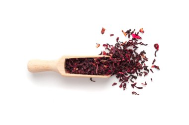 Kuru Hibiscus Çayı, Tahta Kepçe 'deki Kuru Gül Yaprakları Yığını, Kaşık' taki Meyve Kırmızı Çay, Karkade Yaprakları, Kurutulmuş Bitki İçeceği, Roselle Petal, Beyaz Arkaplanda Yenilebilir Çiçek Yaprağı Çayı