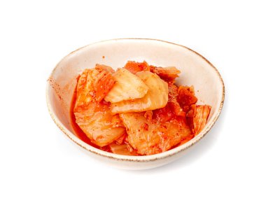 Kimchi izole edilmiş, Kimchee in White Bowl, Red Spicy Kim Chi, Hot Fermente Napa Cabbage, Geleneksel Jimchi, Kore Kış Yemeği Gimchi, Beyaz Arkaplanda Kimchi
